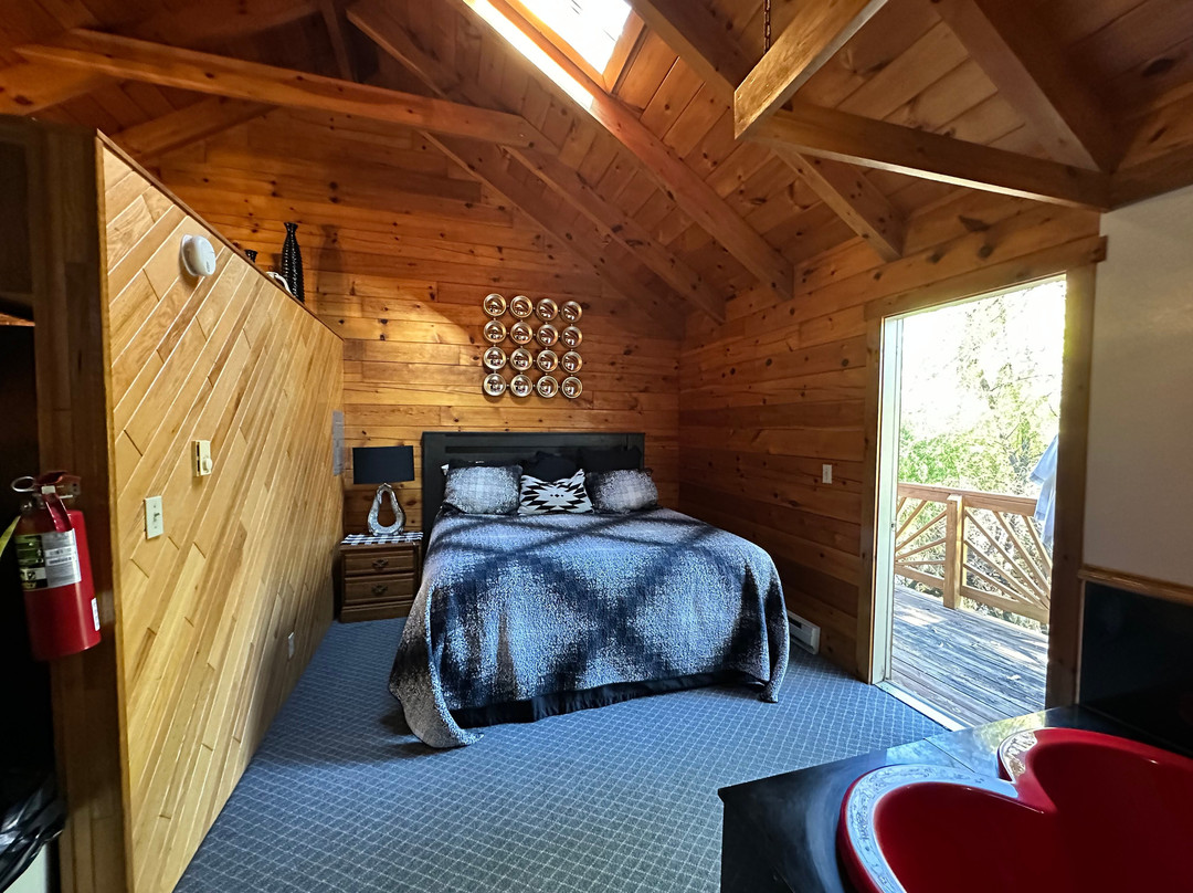 Smoke Hole Caverns & Log Cabin Resort主图