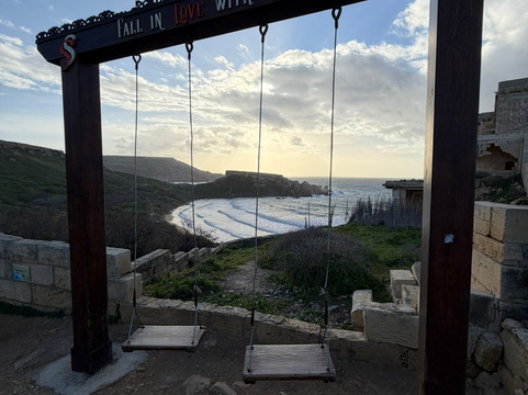 Ghajn Tuffieha Bay-梅雷赫必去景点