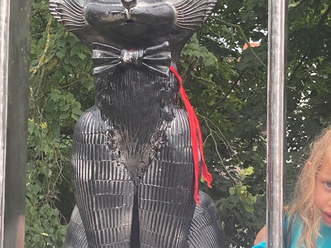 Zelenogradskim Kotam Monument-泽列诺格拉茨克必去景点