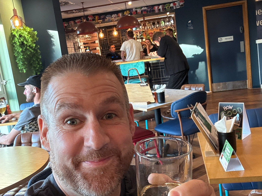 瑟罗克湖畔旅客之家酒店主图