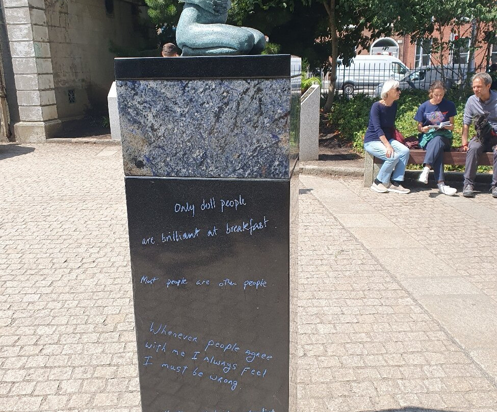 Monument to Oscar Wilde-都柏林必去景点