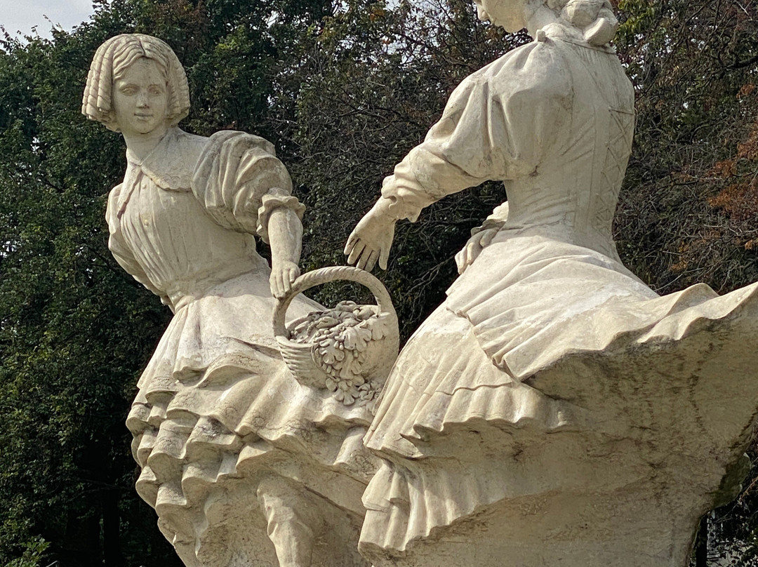 Sculpture Two Sisters-Sestroretsk必去景点