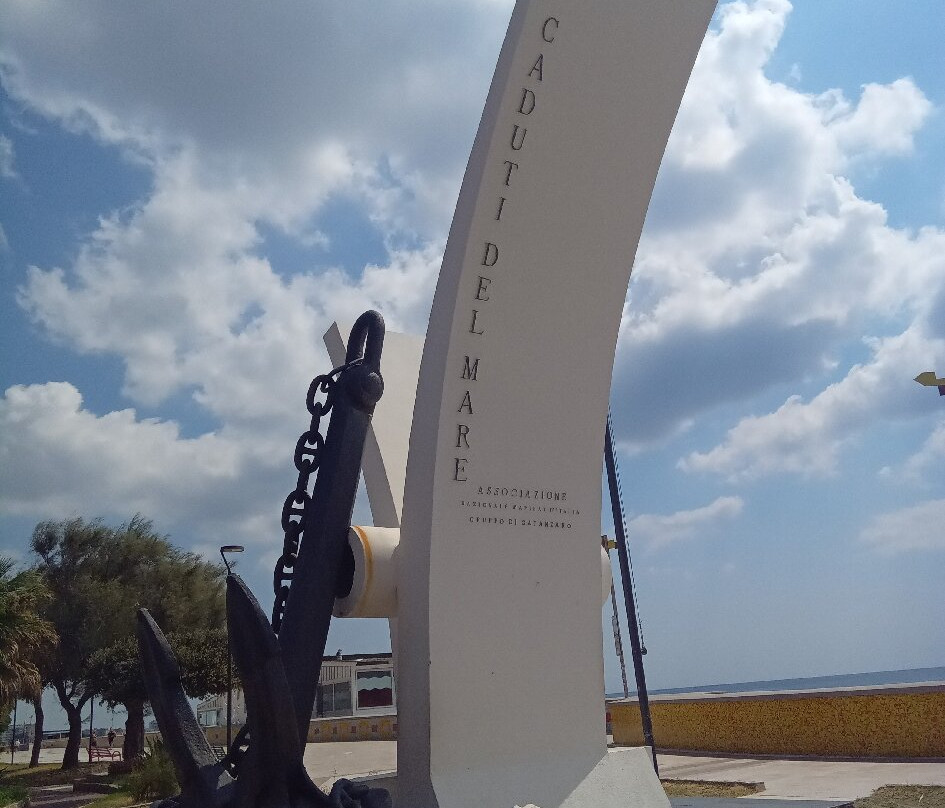 Monumento Ai Caduti Del Mare-Catanzaro Lido必去景点