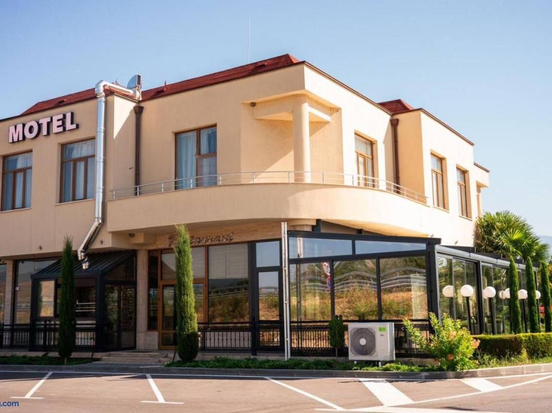 Motel Complex Grill and Chill