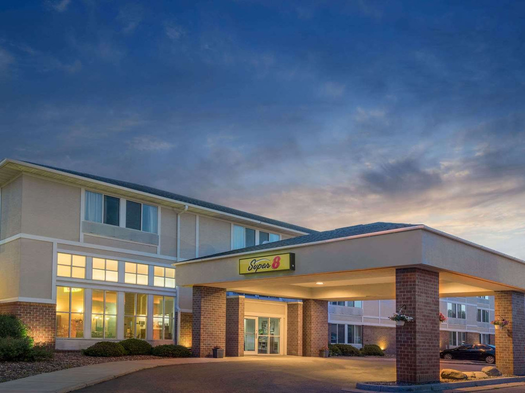Super 8 by Wyndham Menomonie WI主图