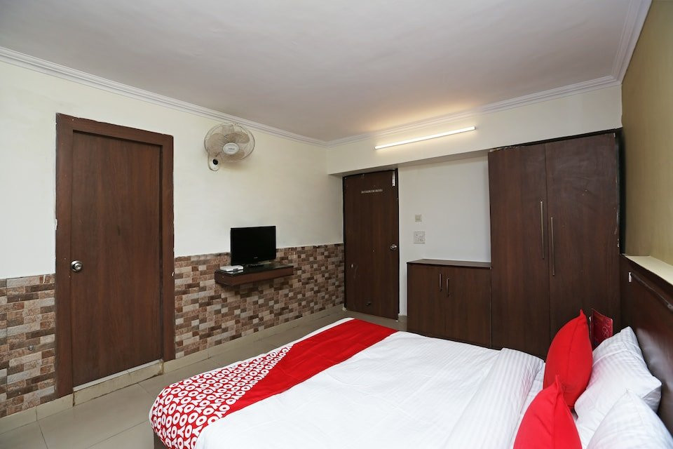 OYO 13672 Hotel Dhruv