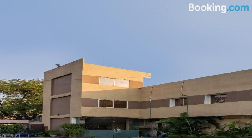 SPOT ON 77058 Hotel Luv Palace 2