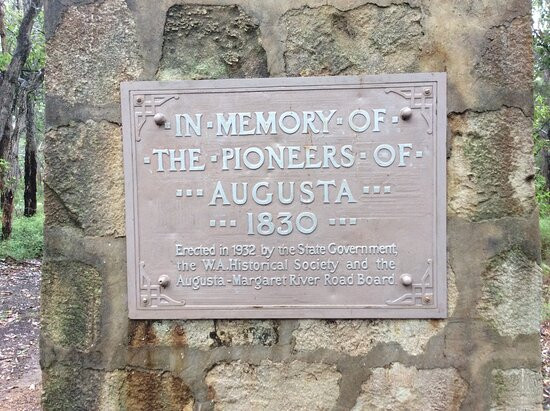 Old Cemetery And Pioneer Memorial景点图片