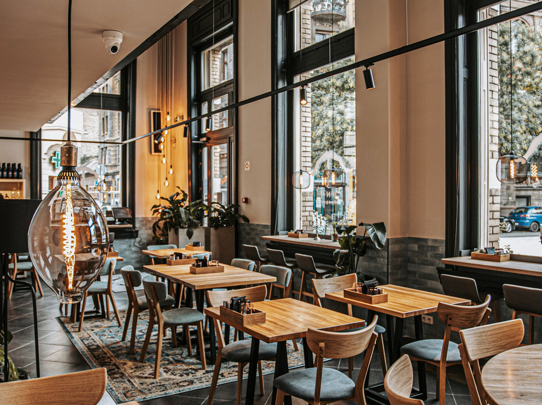 Oinos Winebar & Bistrot