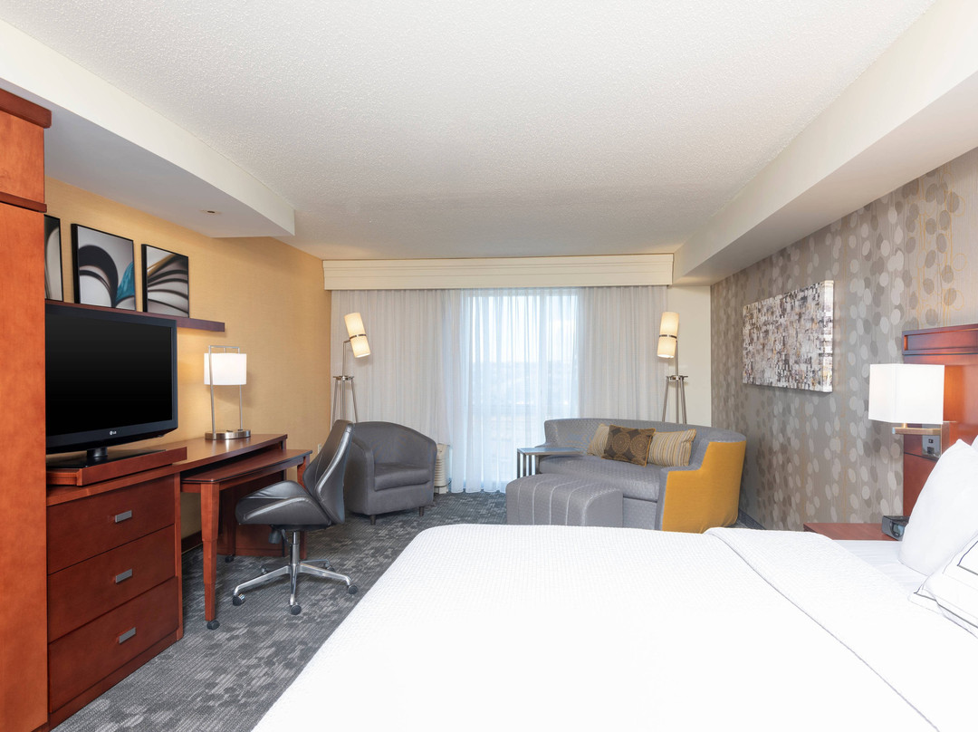 Courtyard by Marriott Milwaukee Airport主图