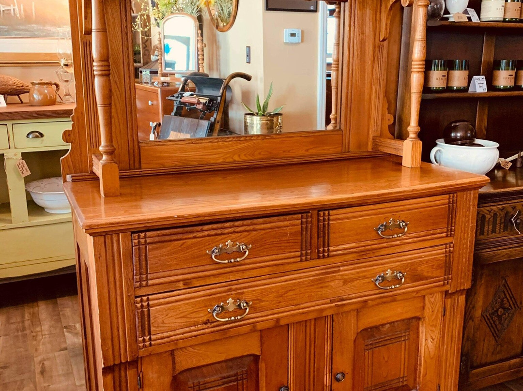 Old School Furniture景点图片