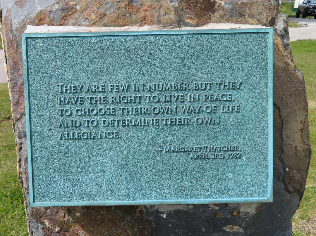 Margaret Thatcher Memorial Bust-Stanley必去景点