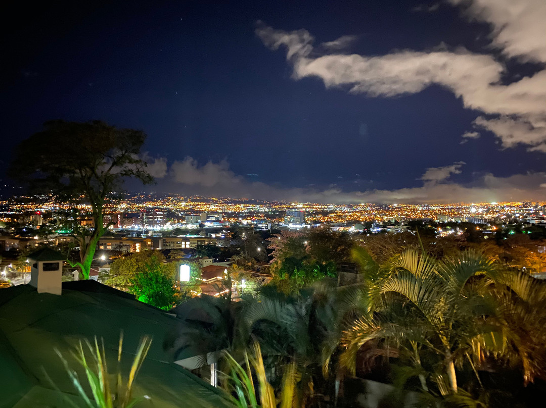 Out of Bounds Hotel主图