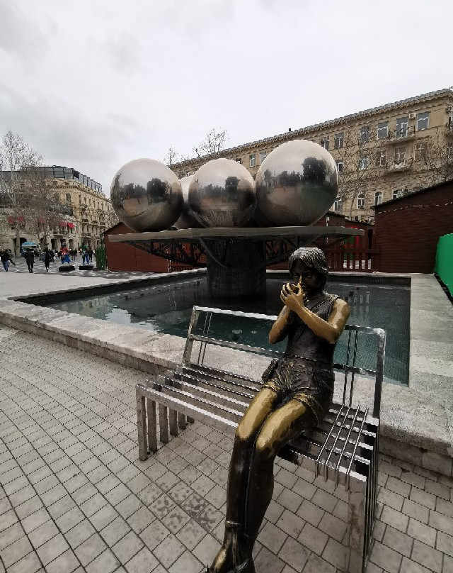 Sculpture Girl on Bench-巴库必去景点