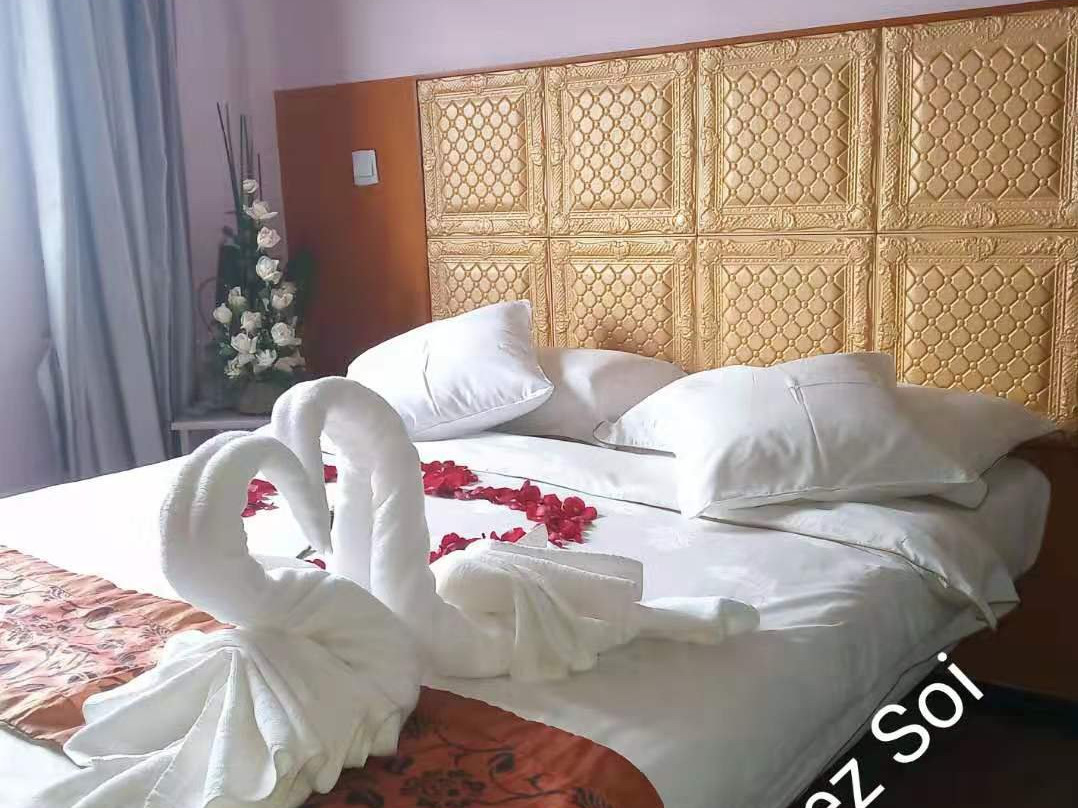 水晶酒店主图