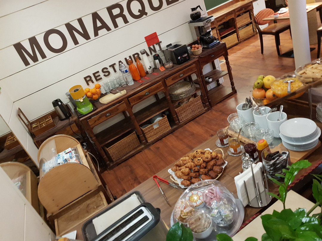 Logis Hôtel le Monarque主图