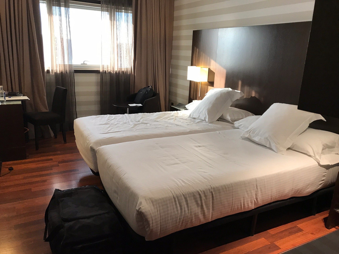 泽尼特潘普洛纳酒店主图