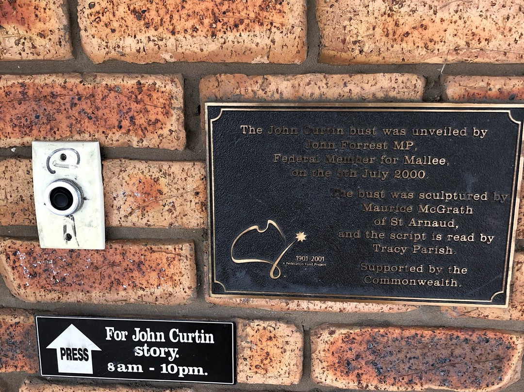 John Curtin Statue-Charlton必去景点