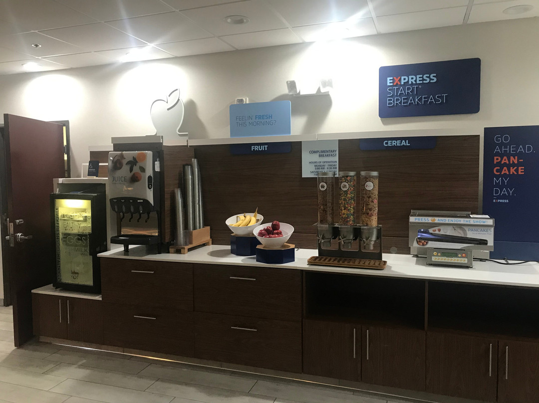 二十九棕榈村快捷假日&套房酒店主图