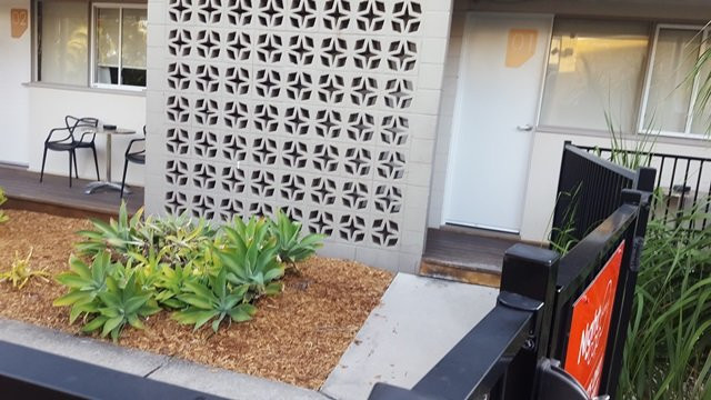 Nightcap at Golden Beach Tavern主图