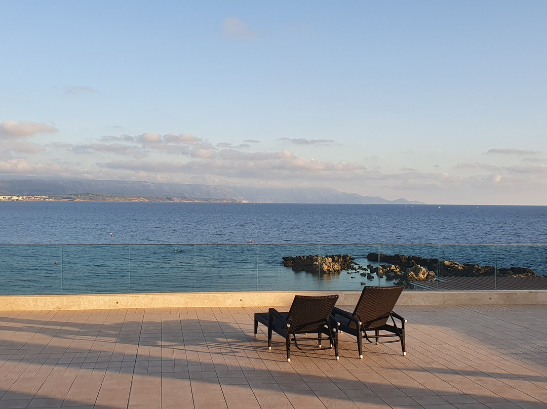 德皮尼酒店主图