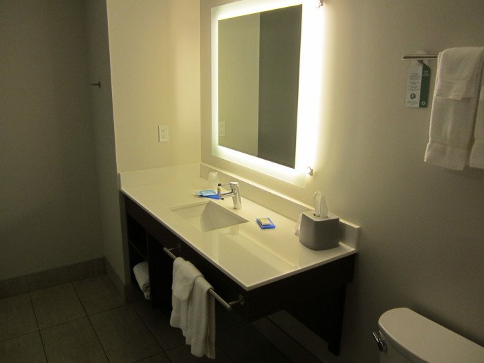 Holiday Inn Express & Suites Victoria - Colwood-浴室