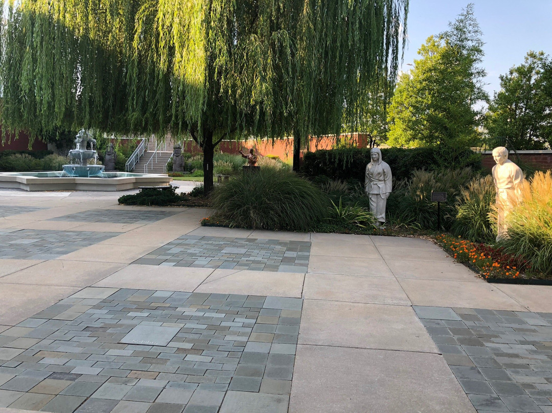 H.U. Lee International Gate and Garden-小石城必去景点