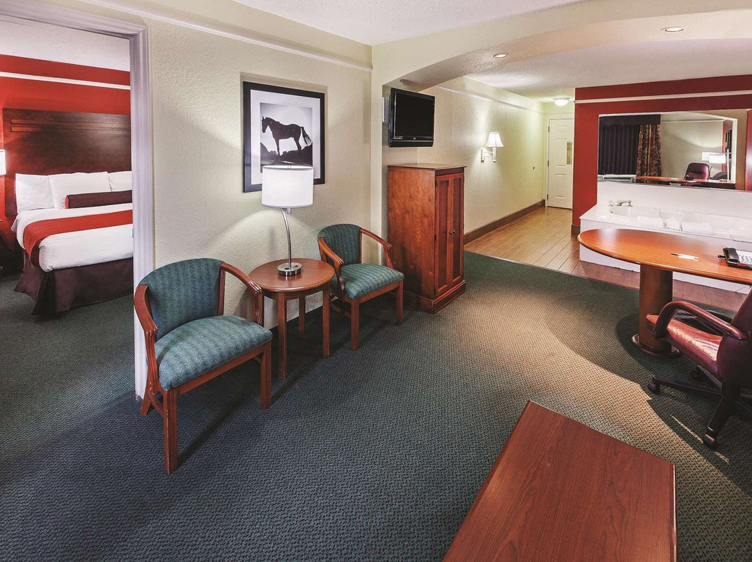 威德福拉昆塔温德姆套房酒店主图