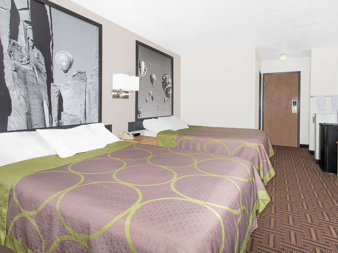 Super 8 by Wyndham Bloomfield主图