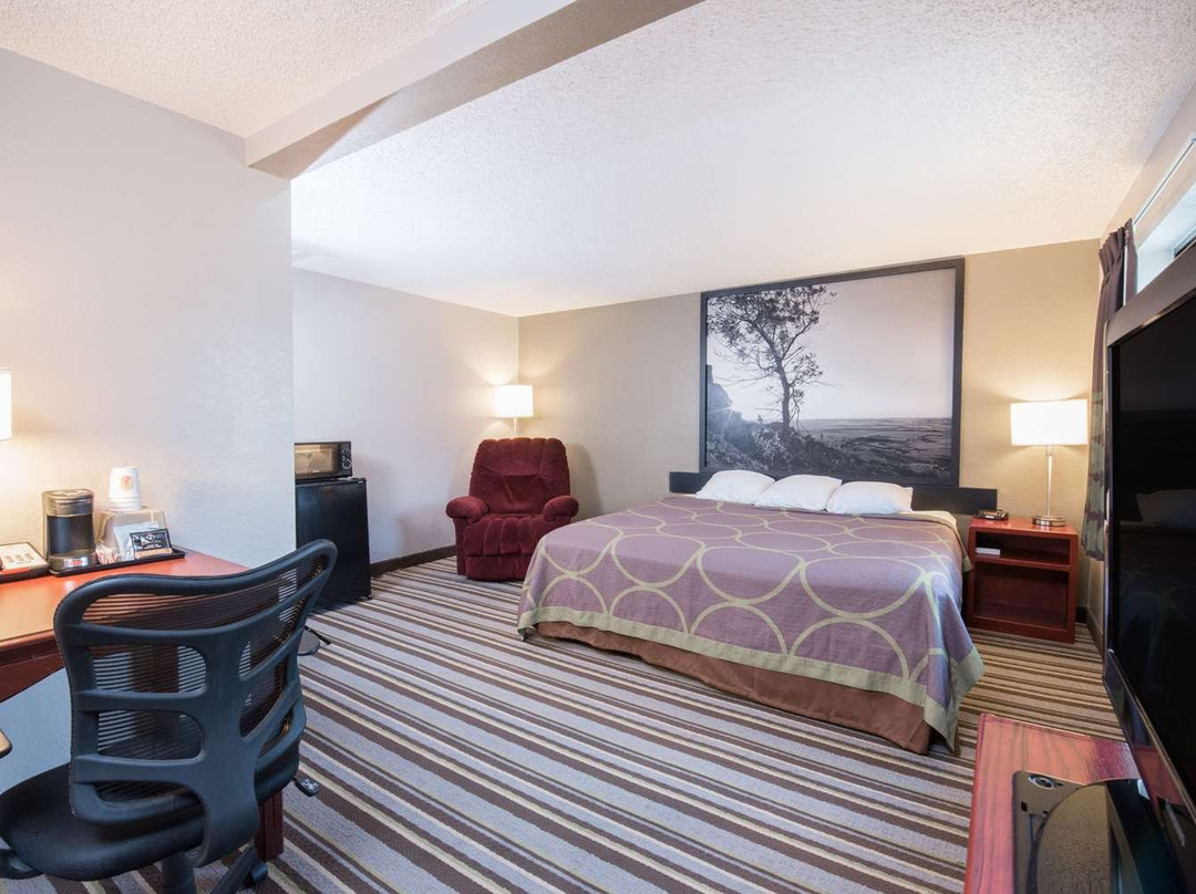 Super 8 by Wyndham Jamestown主图