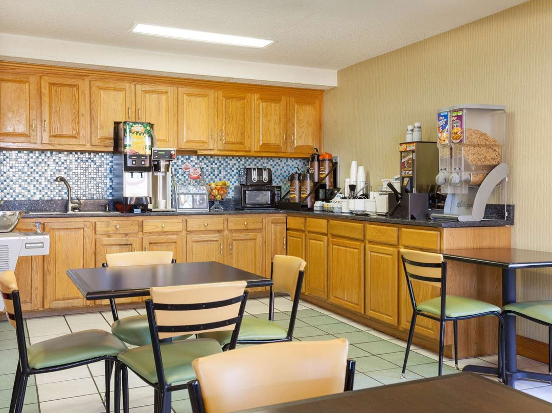 哈蒙德速8酒店主图