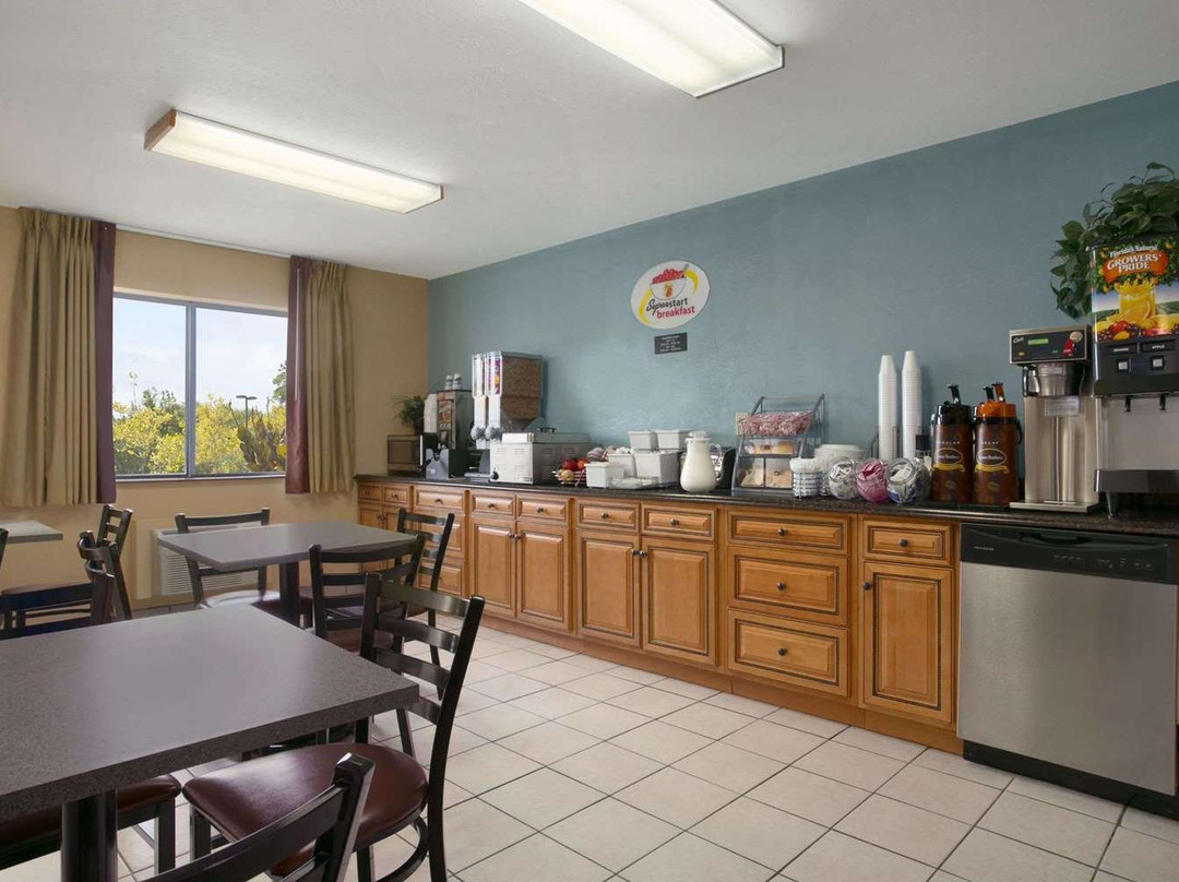 帕克城-北威奇托地区温德姆速8酒店主图