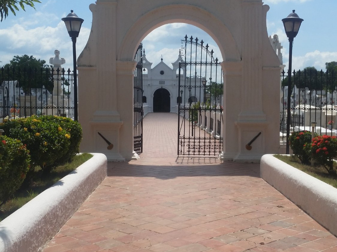 Chapel at the Graveyard-蒙波斯必去景点