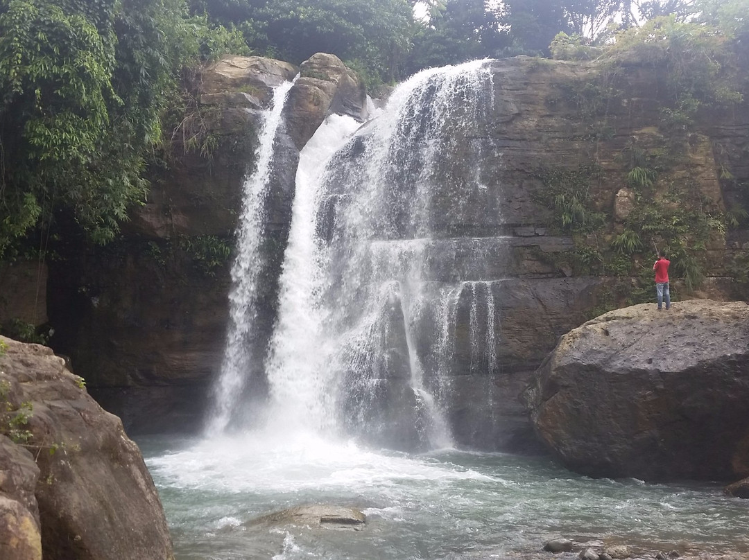 Tundo Telu Waterfall景点图片