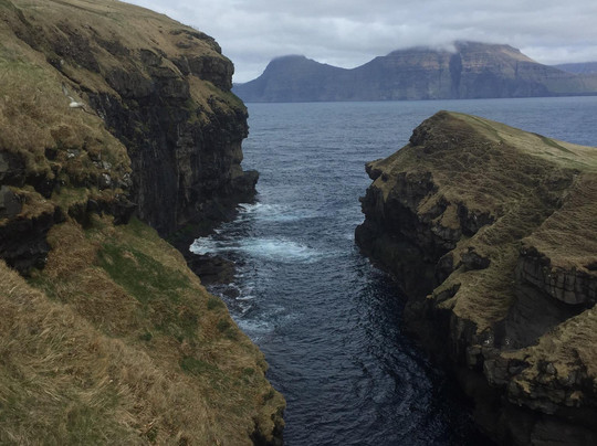 法罗群岛旅游景点-Cleft Of Gjogv