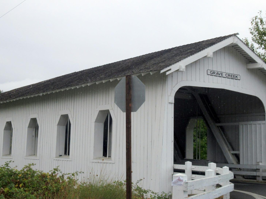 Grave Creek Covered Bridge-Sunny Valley必去景点