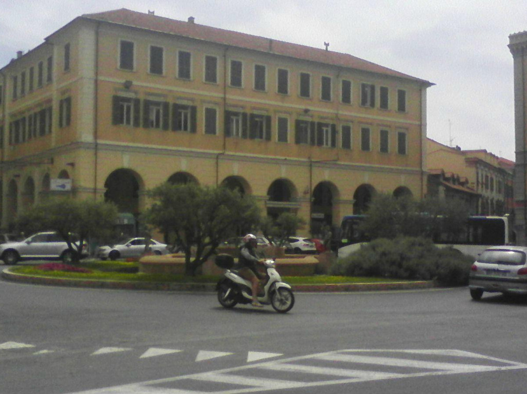Piazza Dante-因佩里亚必去景点