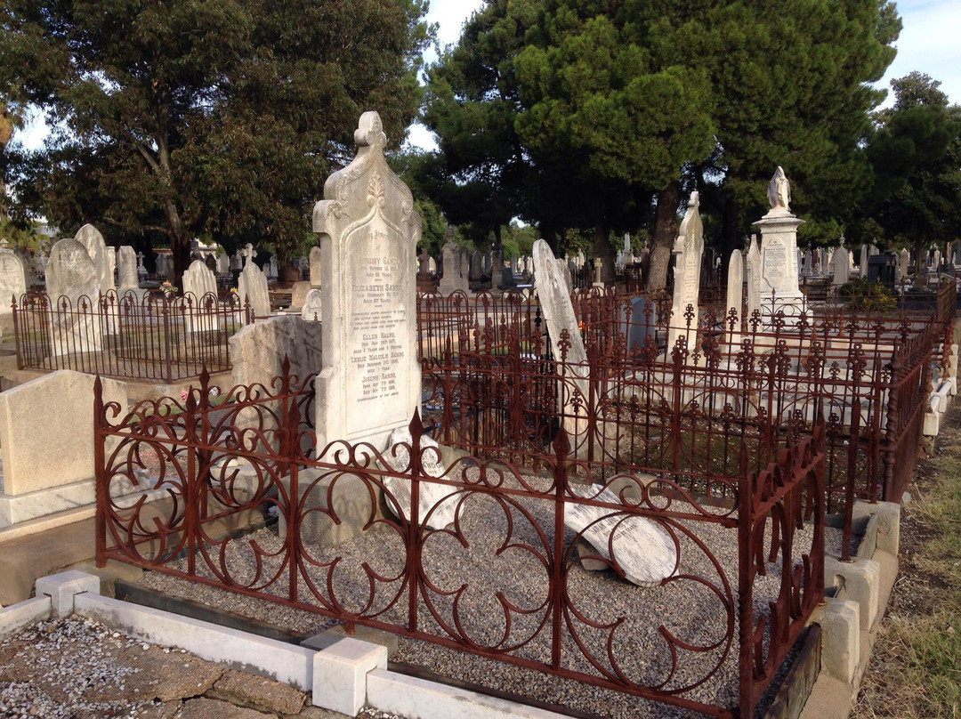 West Terrace Cemetery景点图片