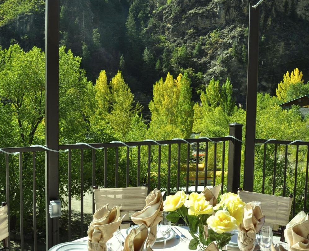 No Name Bar & Grill at Glenwood Canyon Resort