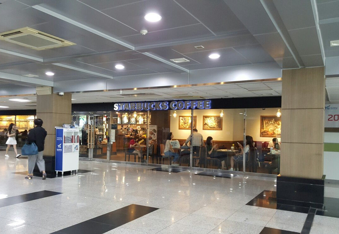 스타벅스 영남대중앙도서관점