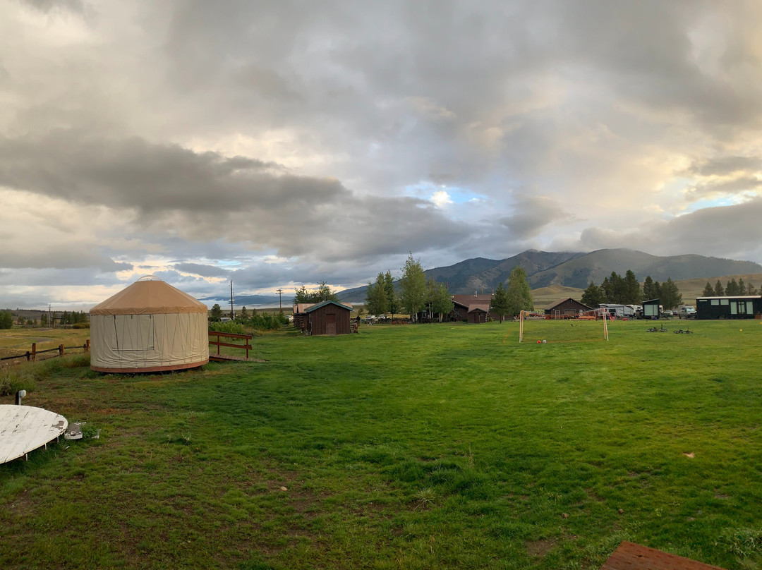 Smiley Creek Lodge主图