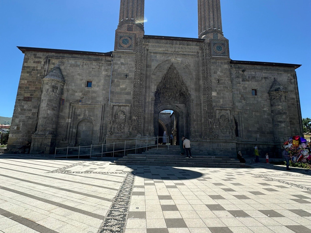 Twin Minaret Madrasa-Erzurum必去景点