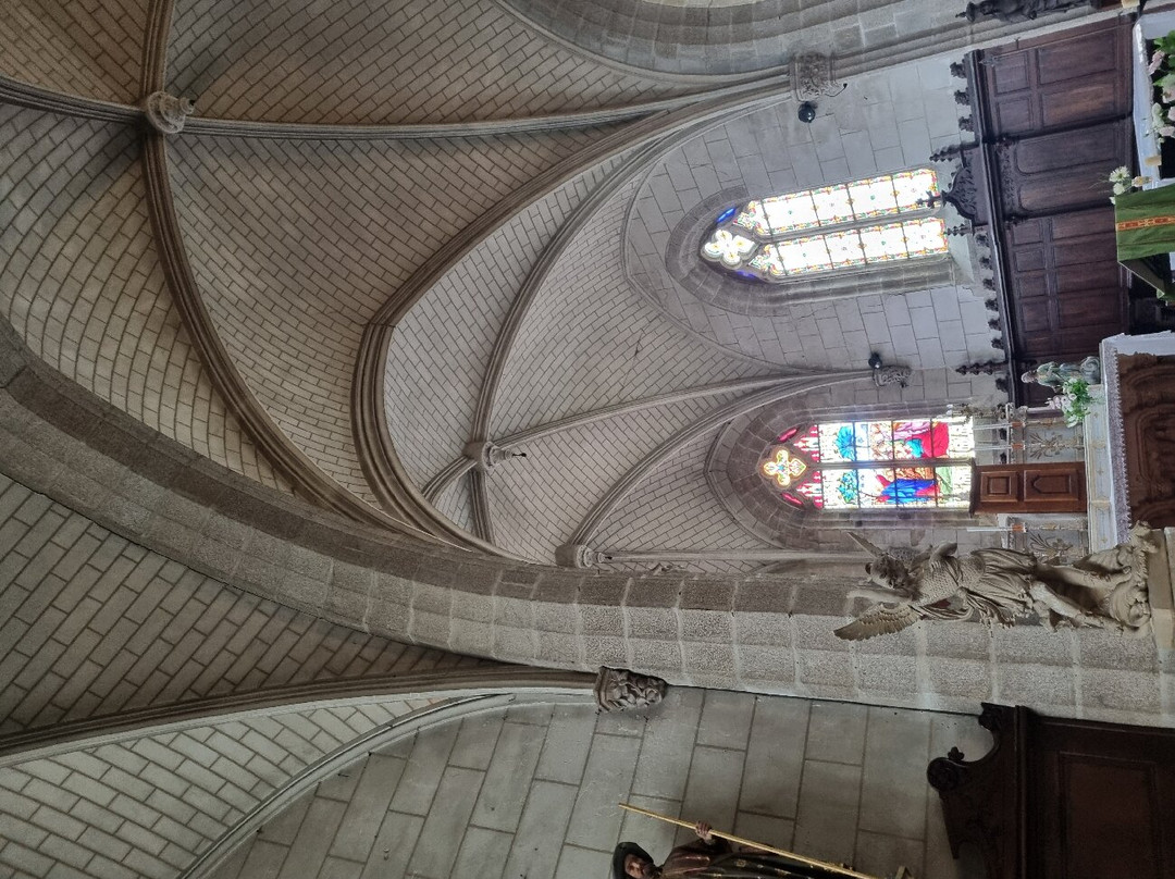Eglise Saint Sauveur-欧赖必去景点