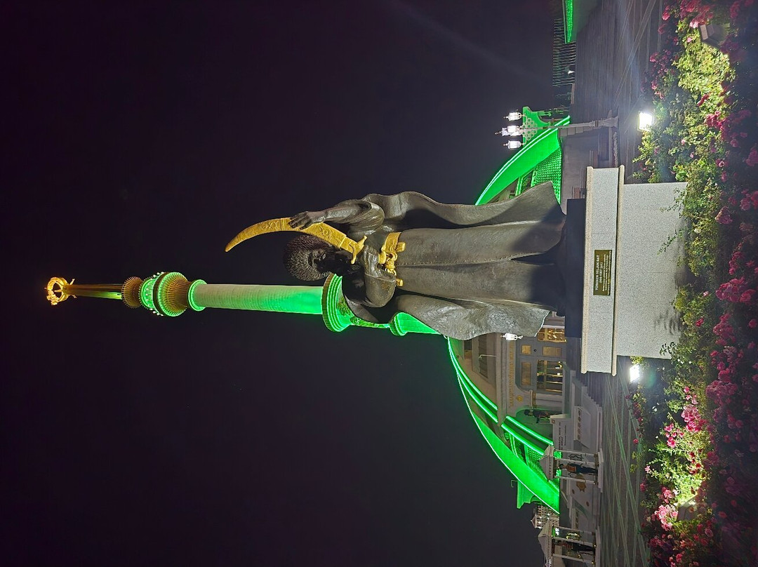 Turkmenistan Independence Monument-阿什哈巴德必去景点