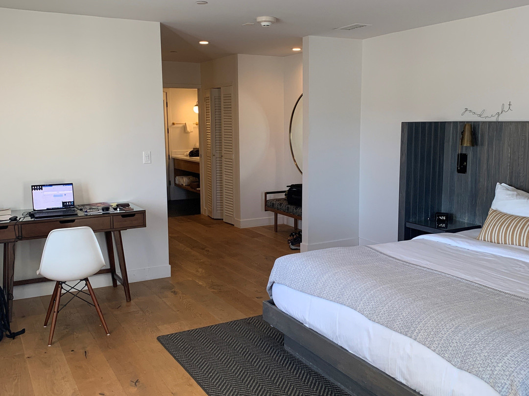 蓝丝拜酒店主图