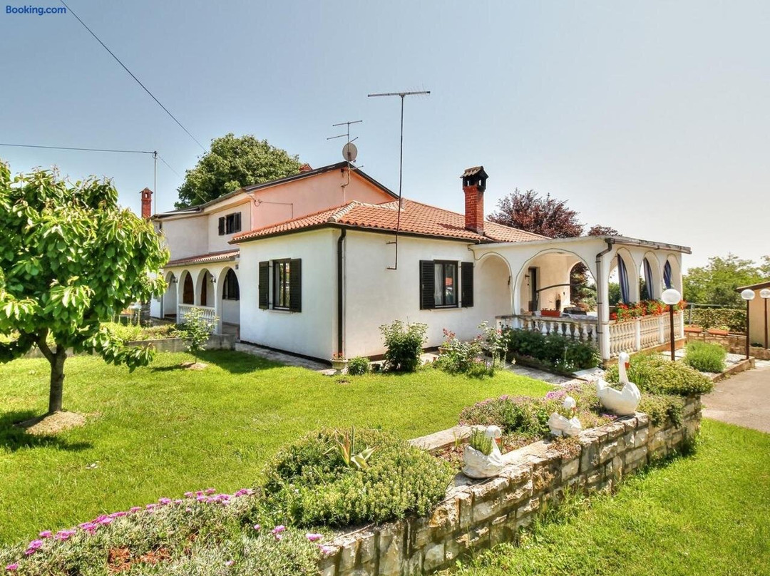 Paradinovic House with Apartments