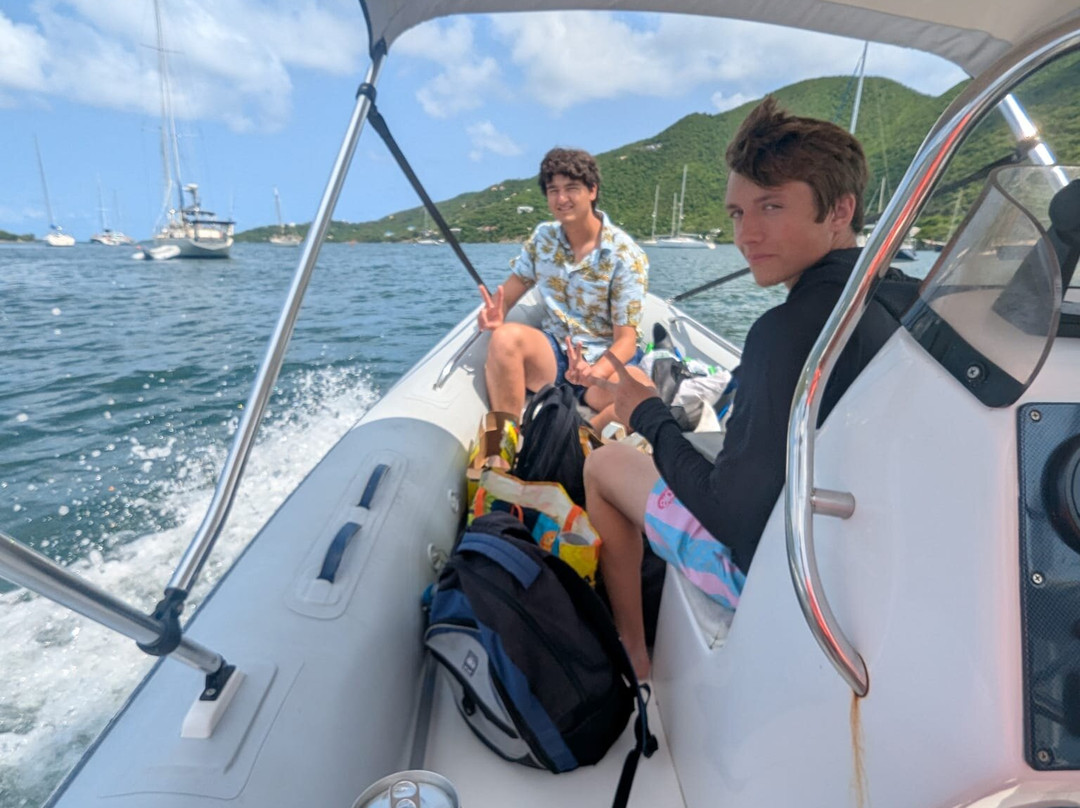 Dockside Dinghy-Coral Bay必去景点