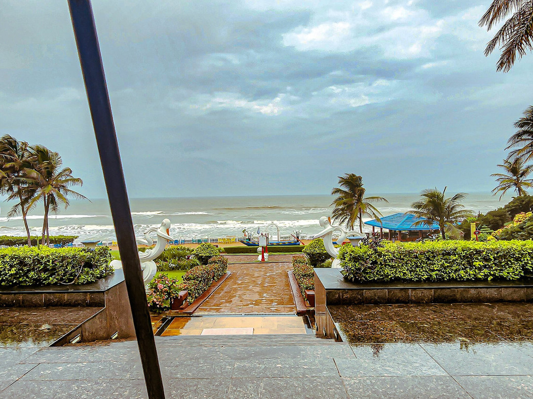 Mayfair Palm Beach Resort主图