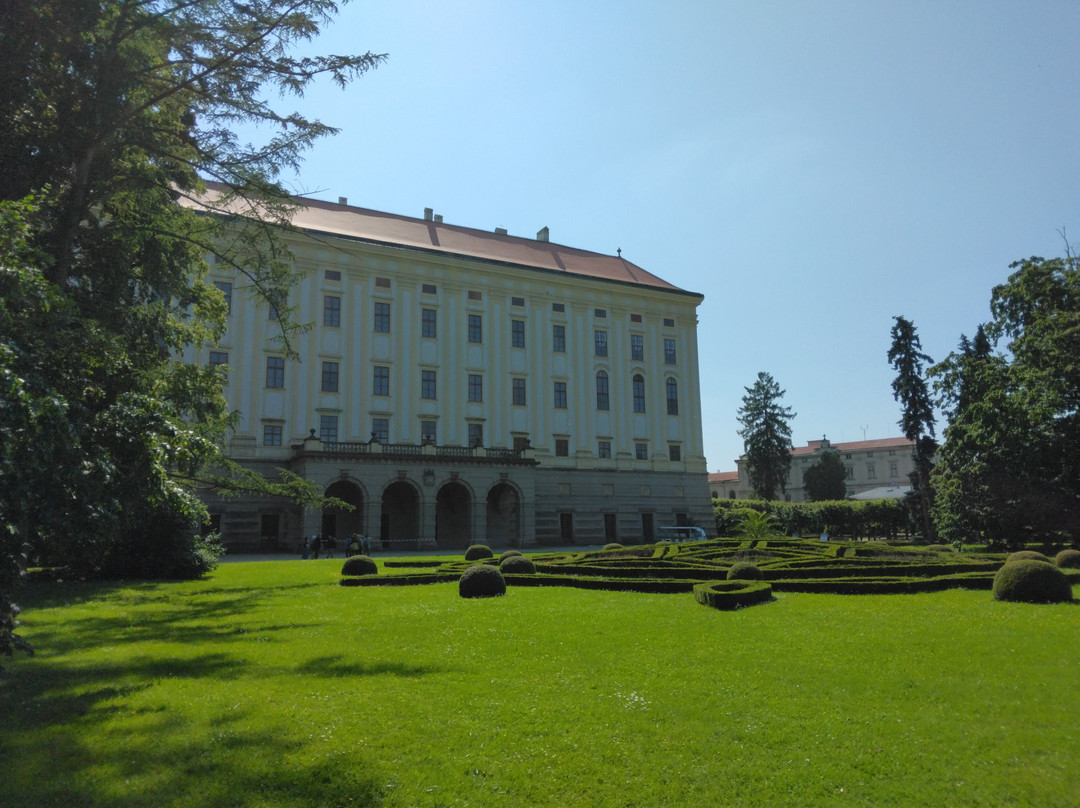 Archbishop’s Château and Gardens-克罗梅日什必去景点