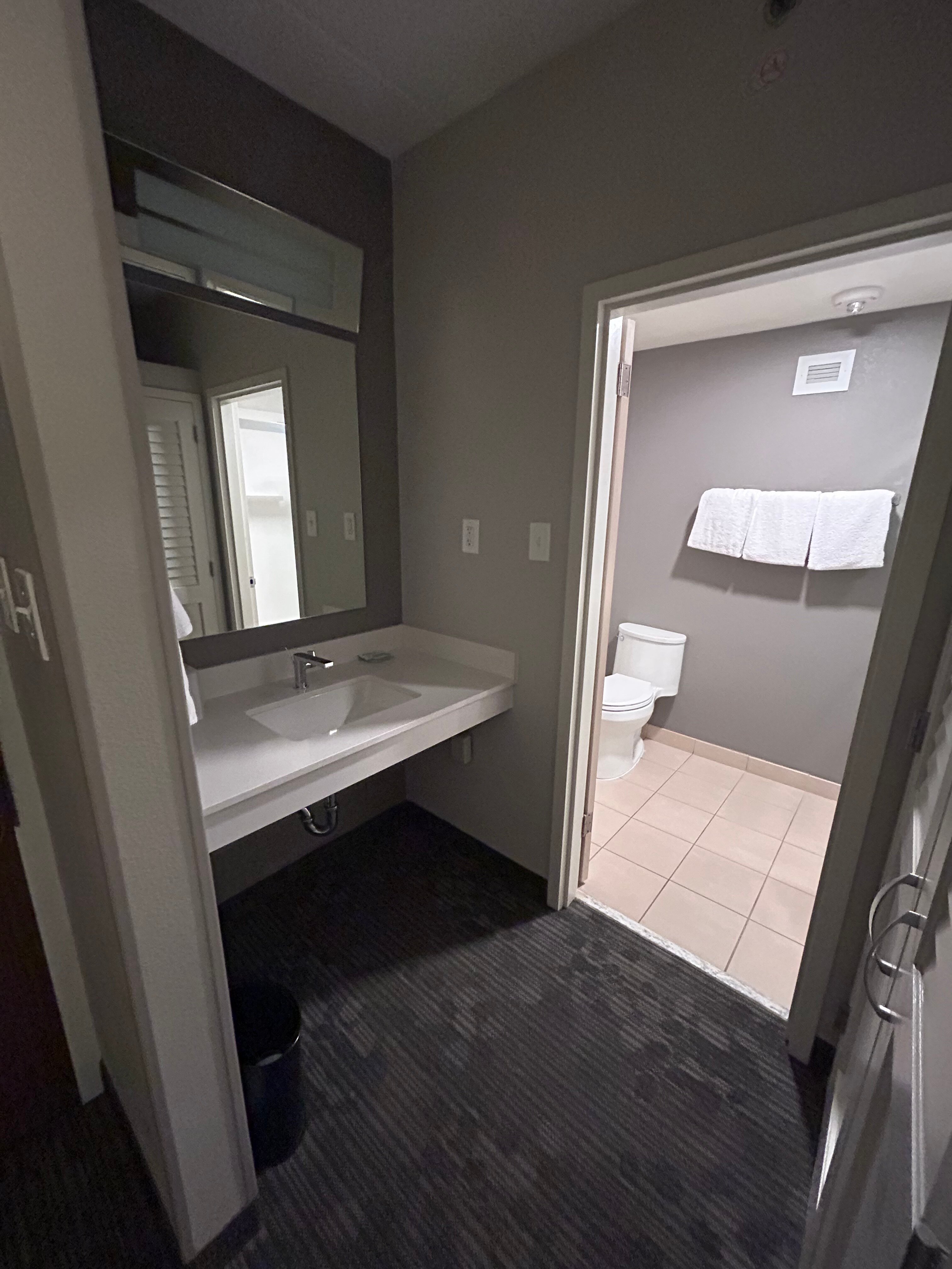 Courtyard Lincroft Red Bank-浴室